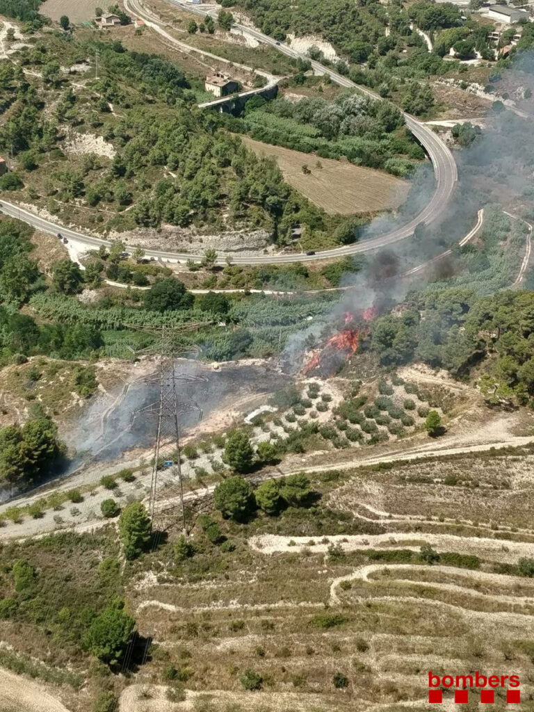 Els Bombers treballen en un incendi a la Pobla de Claramunt