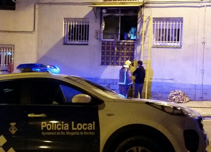 El foc s'ha produ&iuml;t al voltant de les 7 de la tarda. Foto: Jose P&eacute;rez.