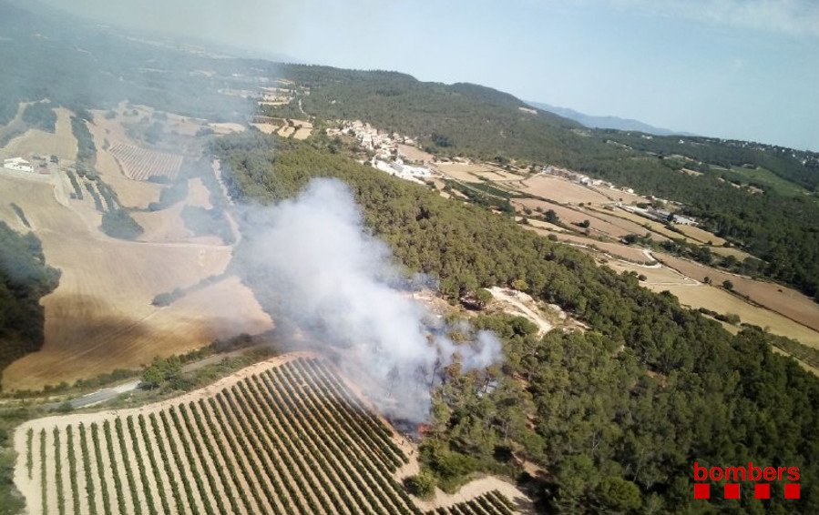 Els Bombers controlen un incendi a Pinedes de l’Armengol