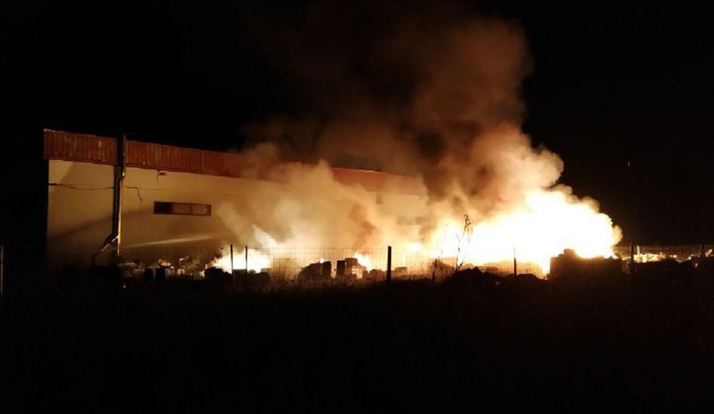 Un incendi crema l’exterior d’una nau de Sant Pere Sallavinera