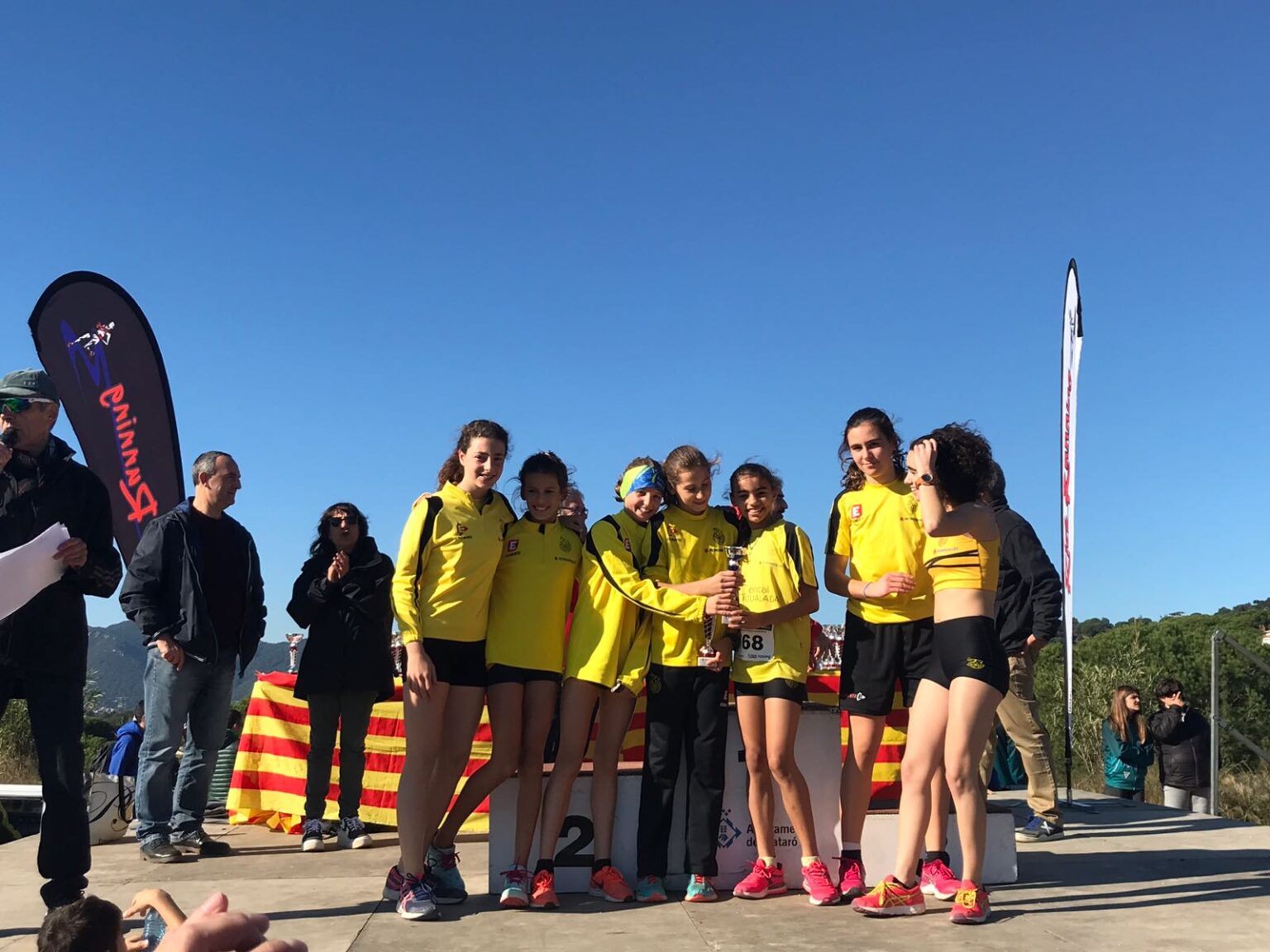 Carla Bisbal i l’infantil femení del CAI, vencedores al Cros de Mataró