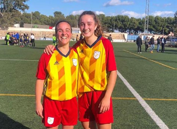 Les igualadines Laura Mas i Marina Salanova, amb la selecció catalana de futbol