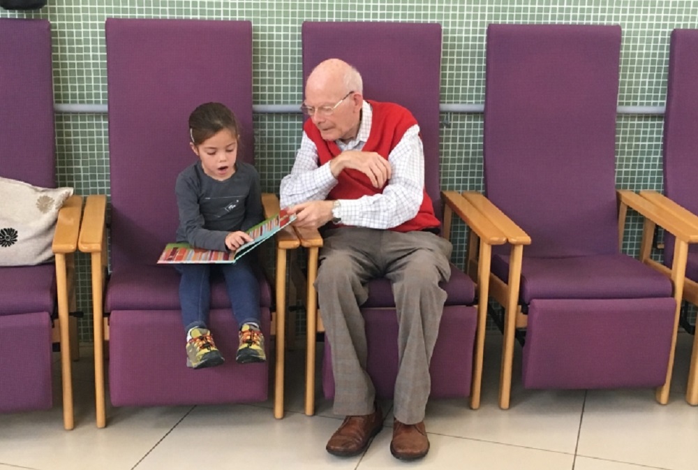 L’Escola Mowgli i el Centre de Dia Sant Jordi impulsen la ‘Lectura en companyia’