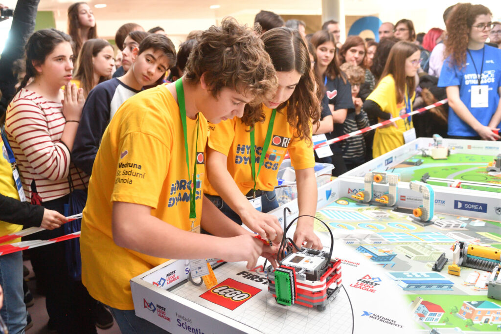 150 joves participen al primer torneig First Lego League que ha acollit Igualada