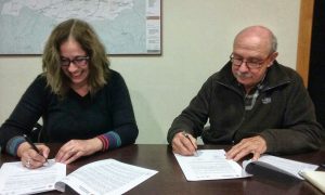 Signatura del conveni entre l'ajuntament Argen&ccedil;ola (Marina Berenguer) i el president de l'Associaci&oacute; (Ton Lleonart)