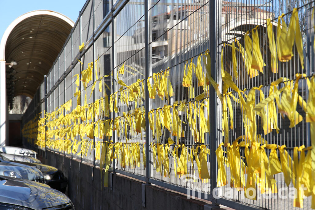 El Passeig Verdaguer i l’estació s’omplen de groc pels presos polítics