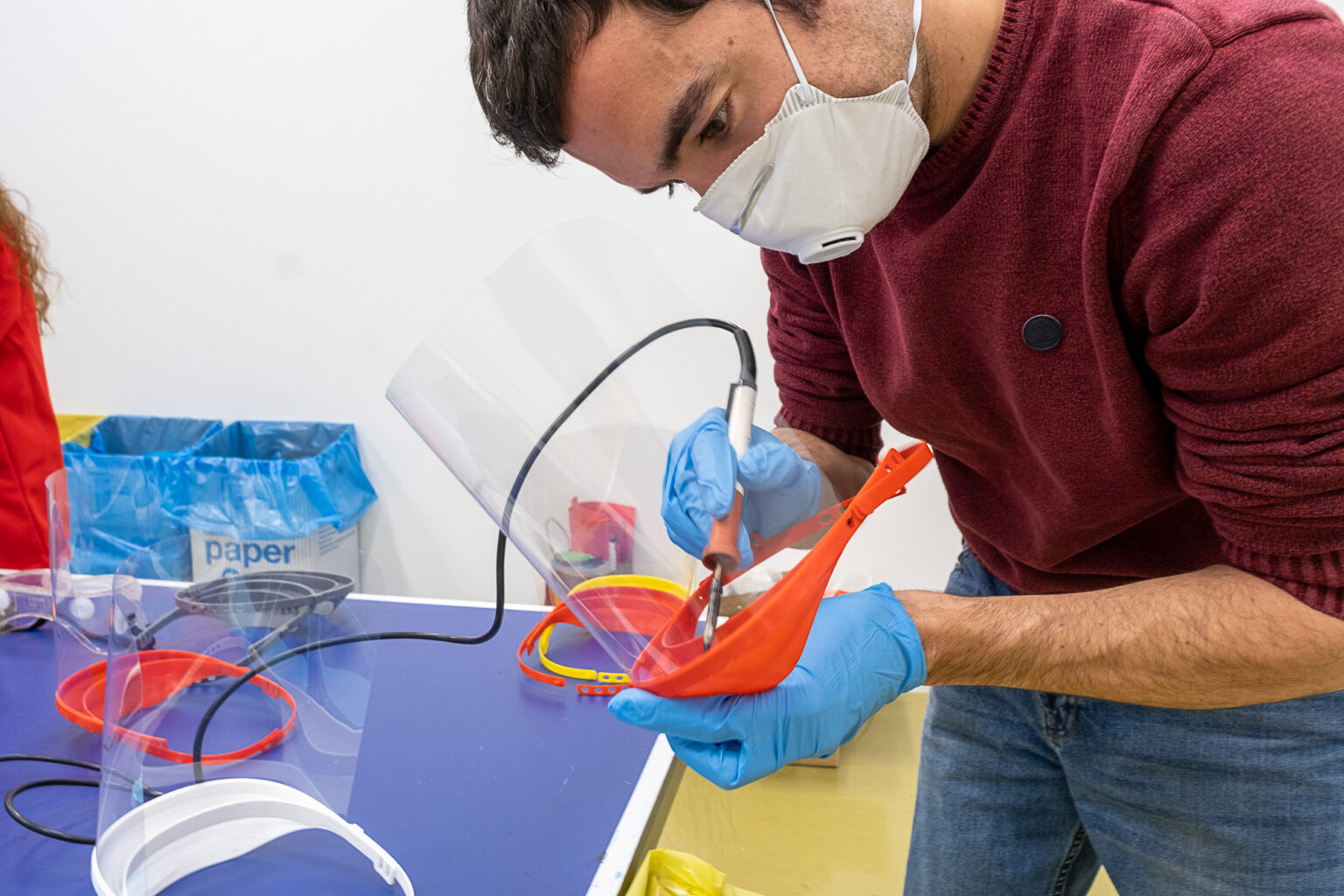 El col·lectiu anoienc que ha fet més de 3.000 elements de protecció per als sanitaris crea una entitat per facilitar l’accés a la tecnologia