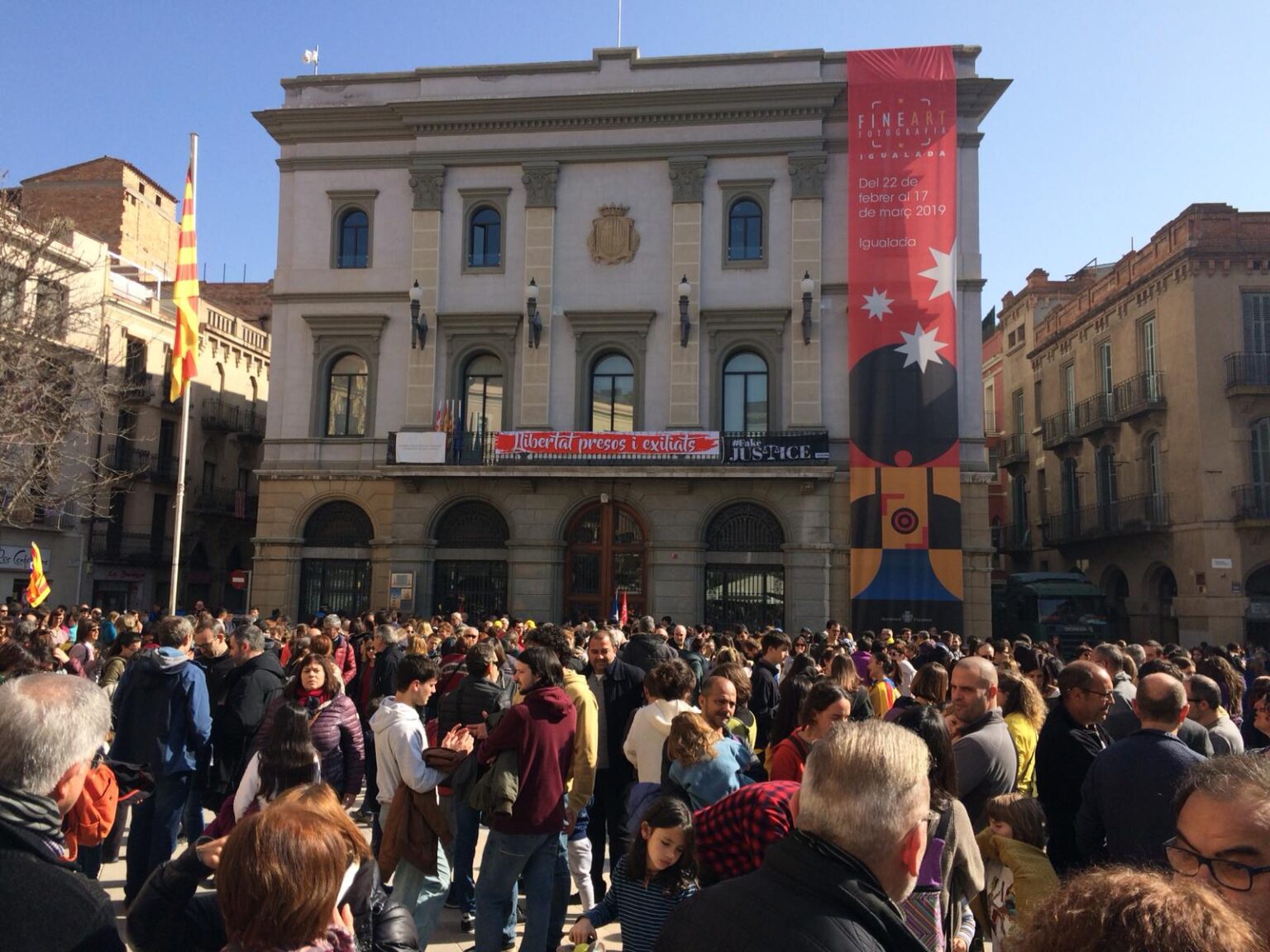 Milers de persones es manifesten a Igualada durant la vaga del 21F