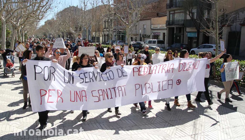 Una manifestació recorre Igualada per denunciar la manca de pediatres