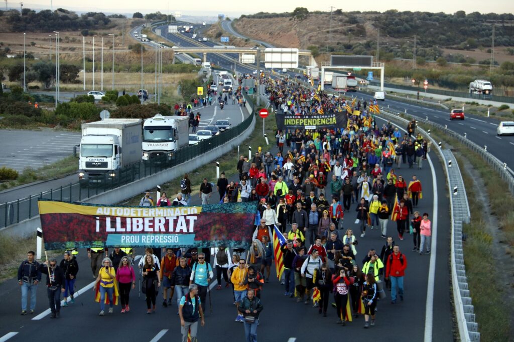 Unes 2.000 persones surten de Tàrrega a la Marxa per la Llibertat que passarà per l’Anoia