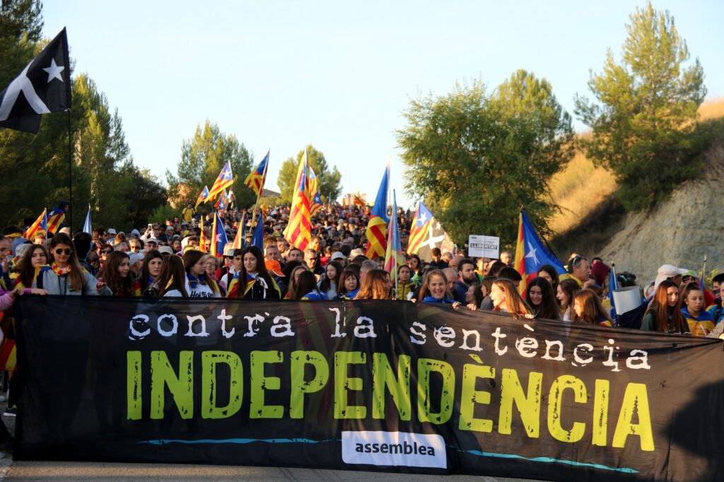 Unes 2.000 persones inicien el segon tram de la Marxa per la Llibertat des d’Igualada caminant per l’A-2