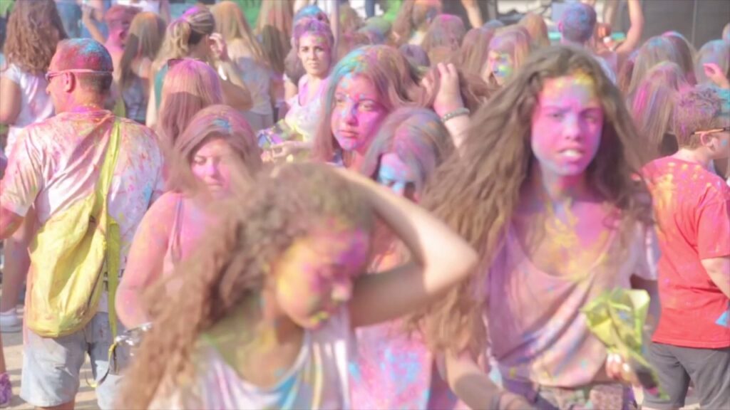 Música i una festa holi van tancar la Setmana de la Joventut de Montbui