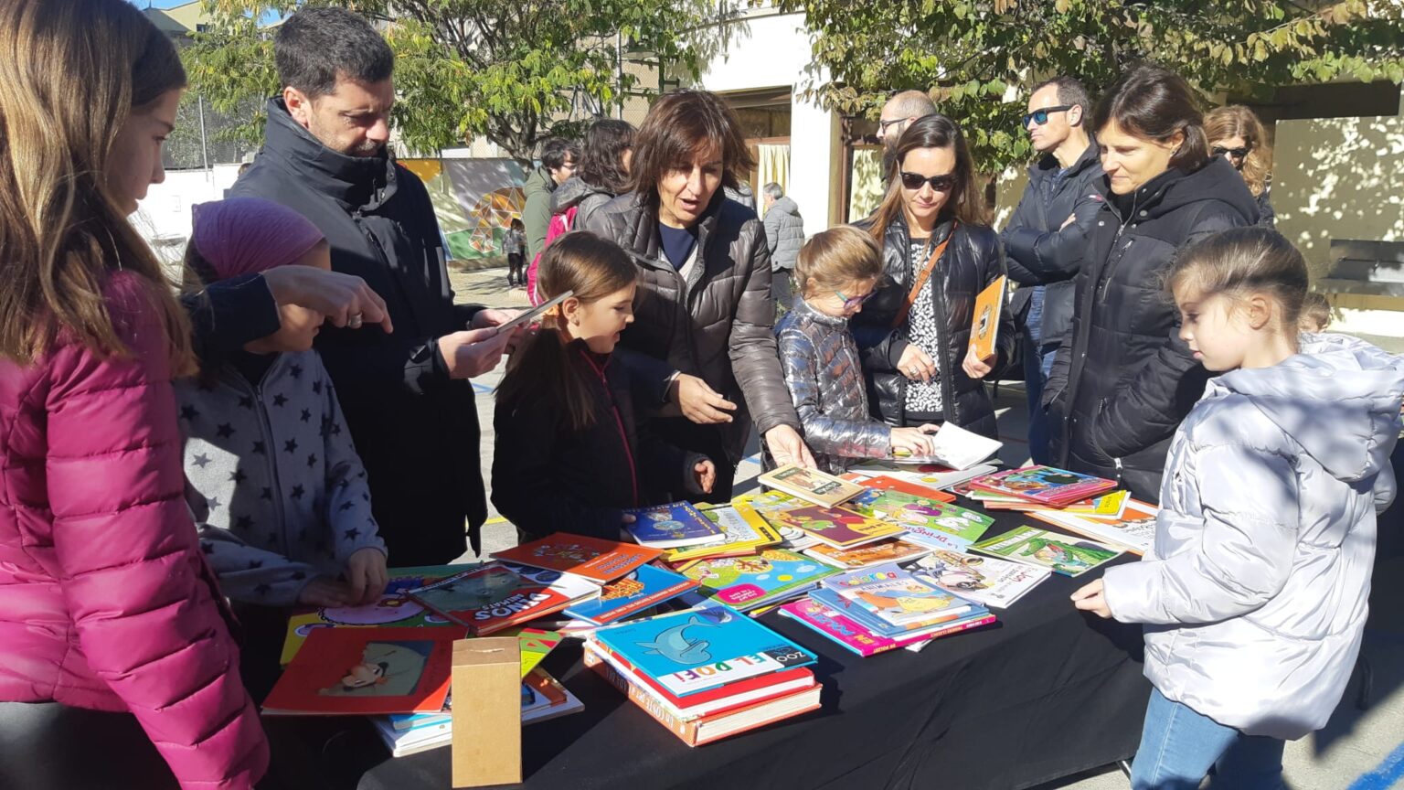 Mercat de segona mà a l’Escola Mowgli per prevenir la generació de residus