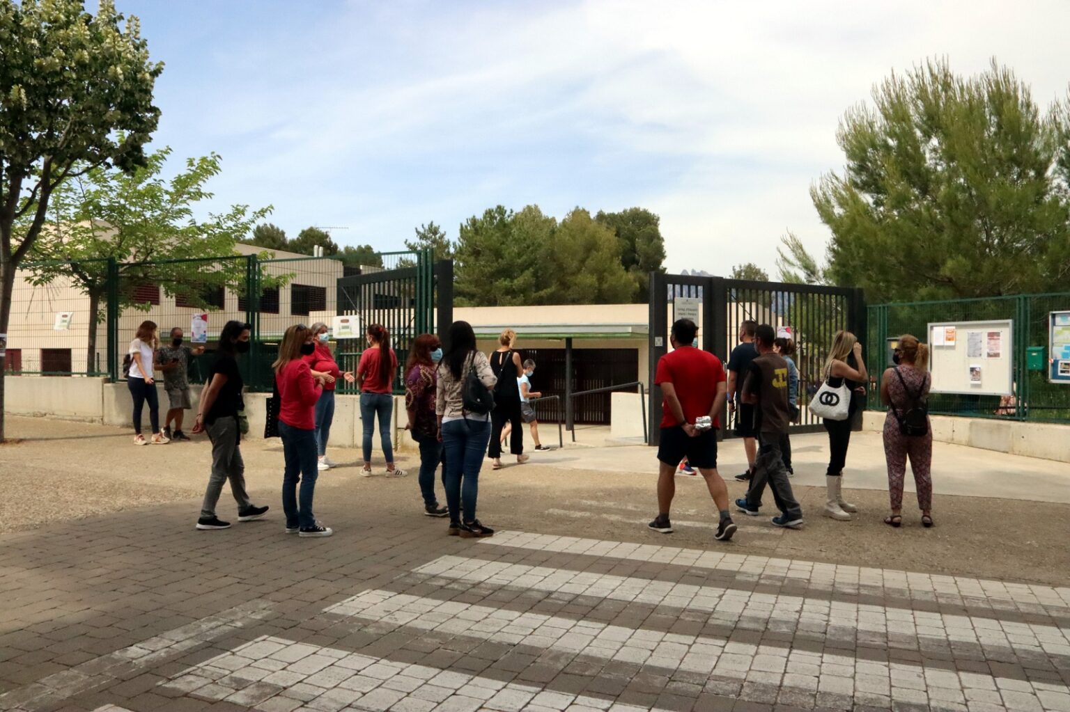 Famílies i docents de l’Institut Escola dels Hostalets de Pierola es mobilitzen en suport de la directora