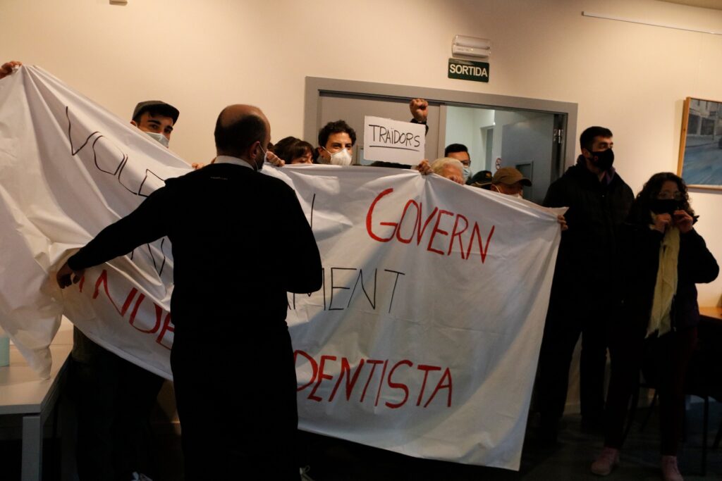 Prospera la moció de censura que expulsa ERC del govern de Piera