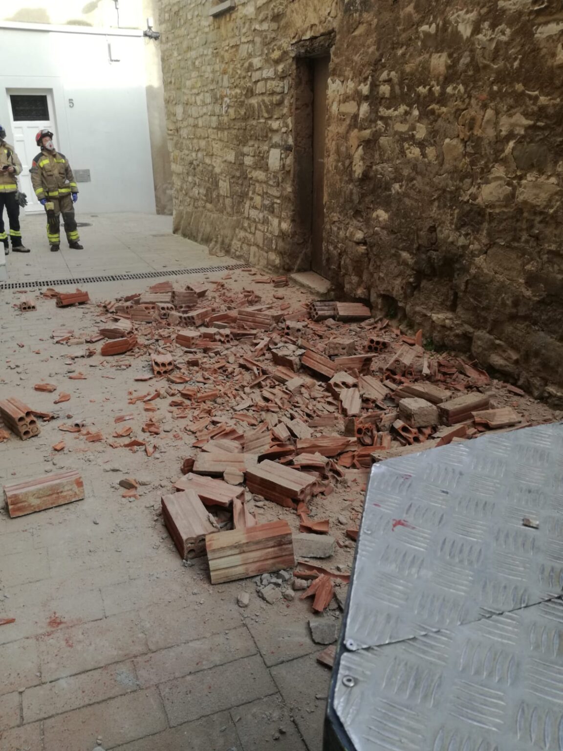 Cau una part del mur d’un habitatge a Calaf