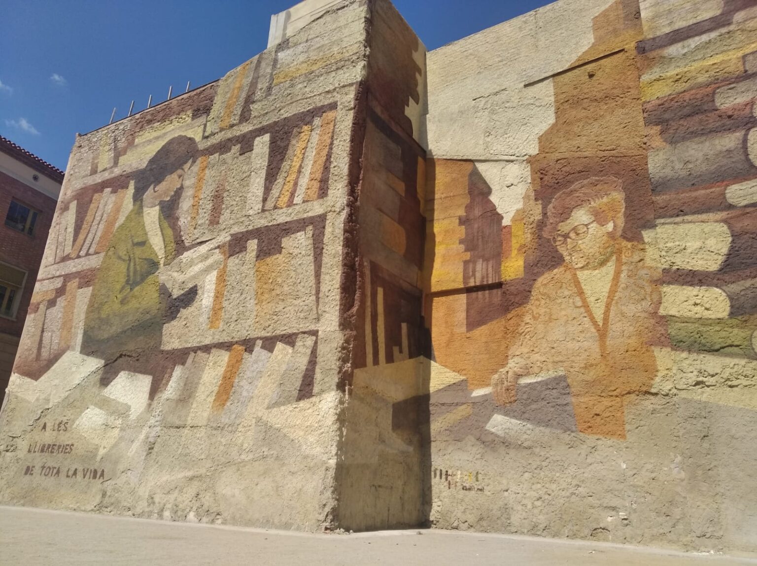 Igualada ret homenatge a les llibreries amb un mural a la Plaça del Rei