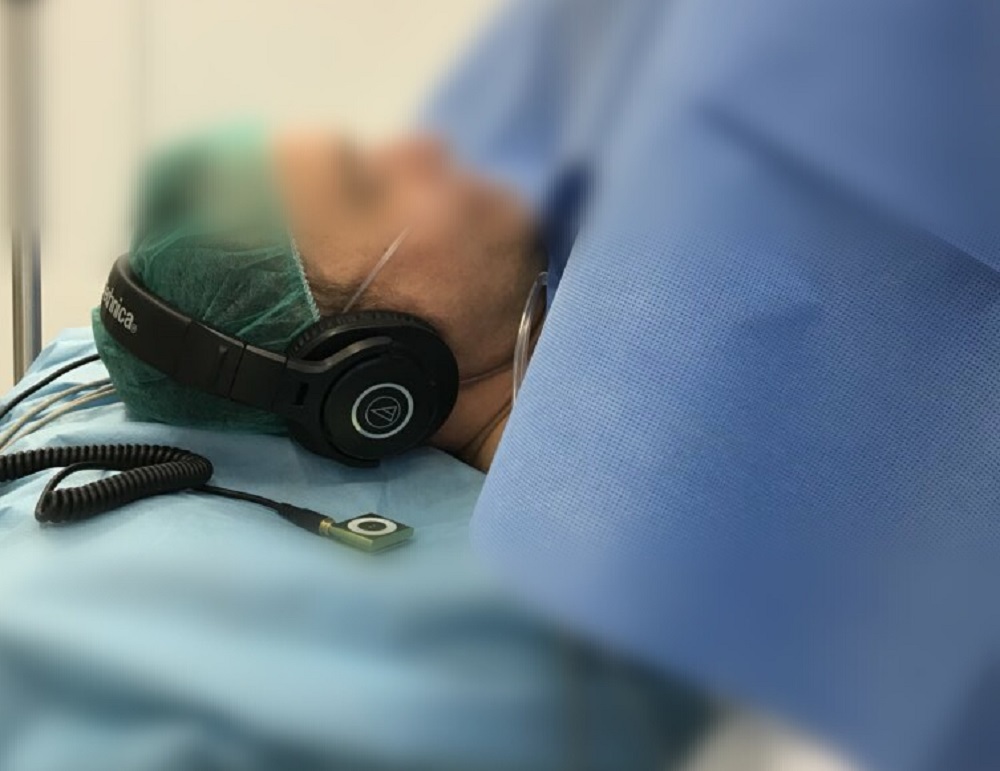 Un estudi fet a l’Hospital d’Igualada mostra els beneficis d’escoltar música mentre els pacients són operats