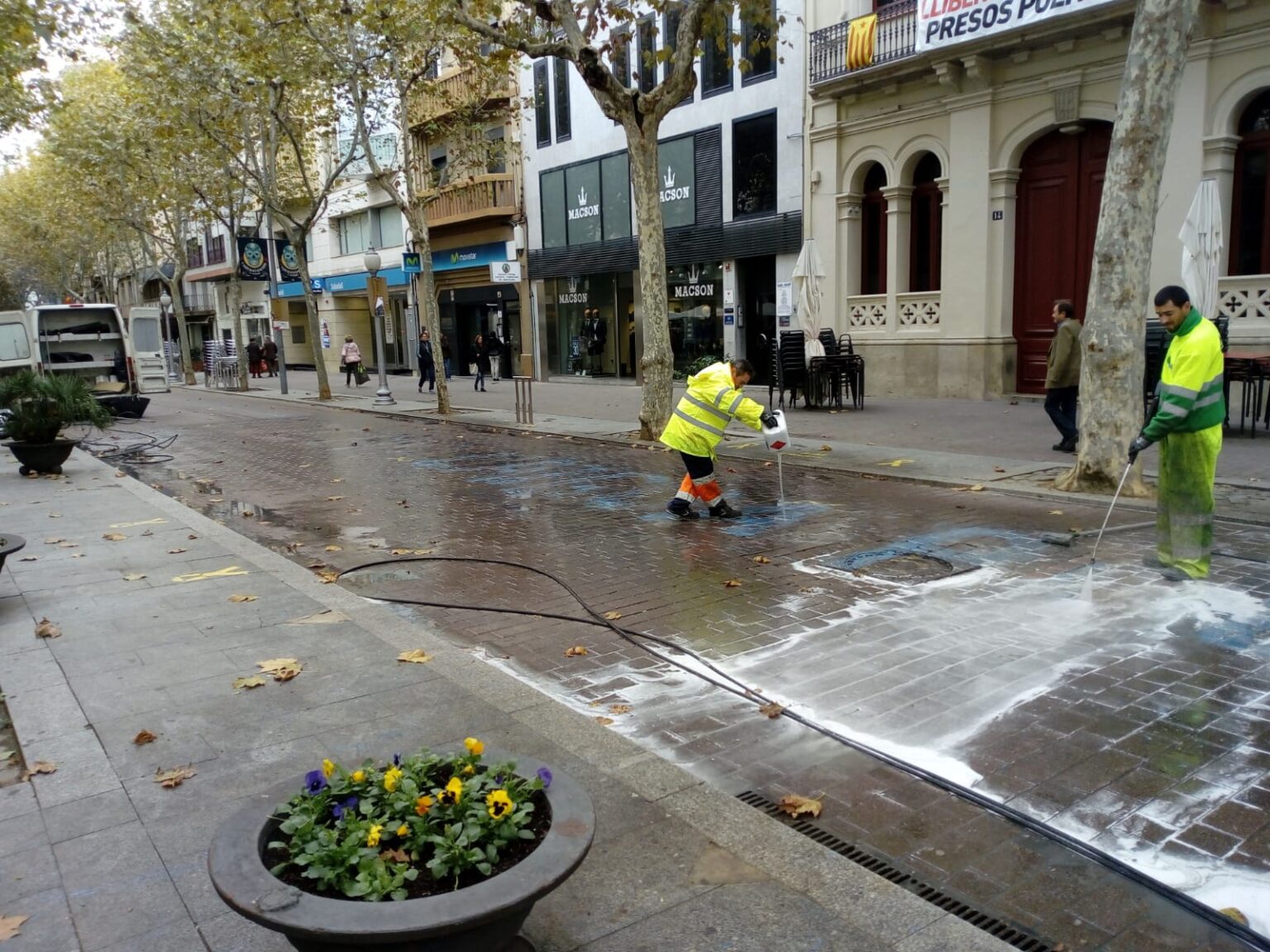 L’Ajuntament d’Igualada retira les pintades de la manifestació sobre l’aigua ‘per seguretat viària’