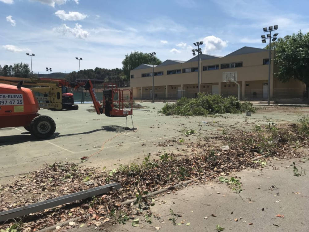 En marxa les obres per cobrir la pista poliesportiva exterior de Can Titó, a Vilanova del Camí