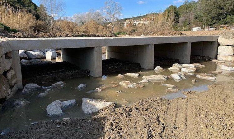 Construïdes dues passeres al Bedorc per creuar la riera i el riu Anoia