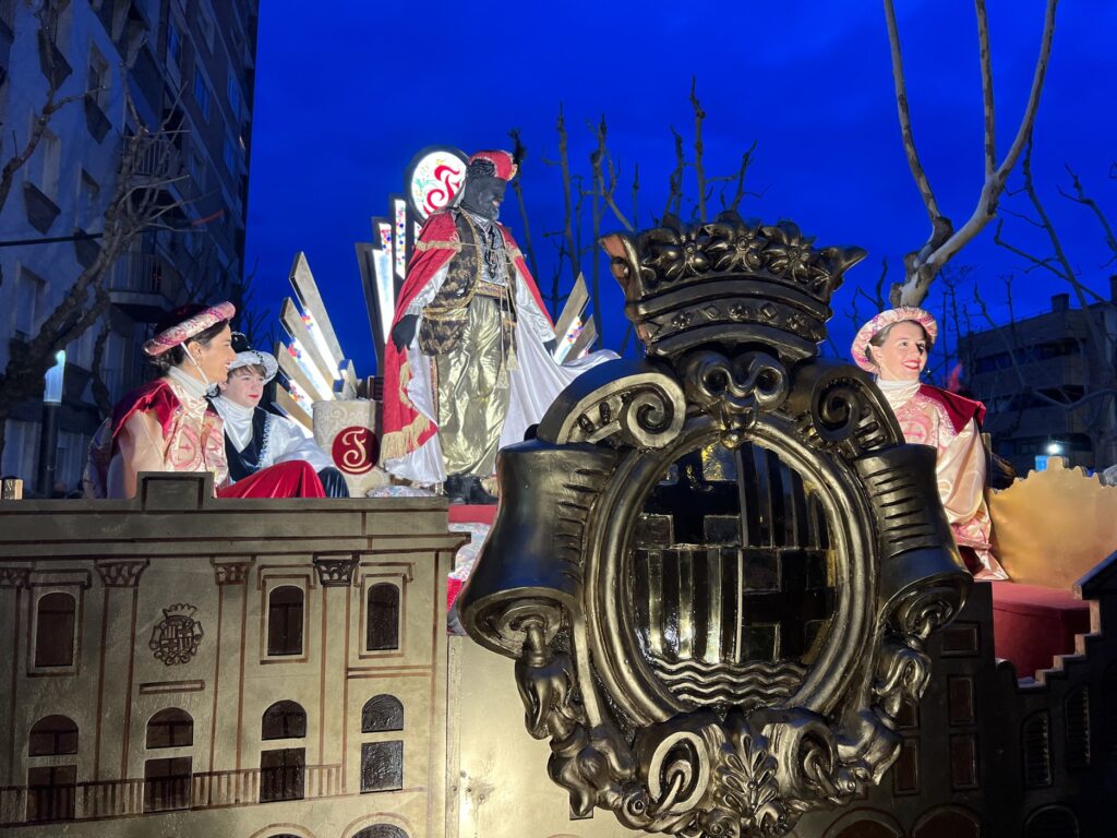 Els Reis arriben a Igualada amb un miler de patges i nova carrossa pel Patge Faruk