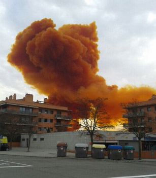 Una explosió en una fàbrica de les Comes provoca un núvol corrosiu