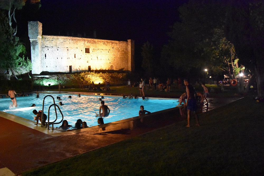 Música i bany nocturn a la piscina de La Torre de Claramunt