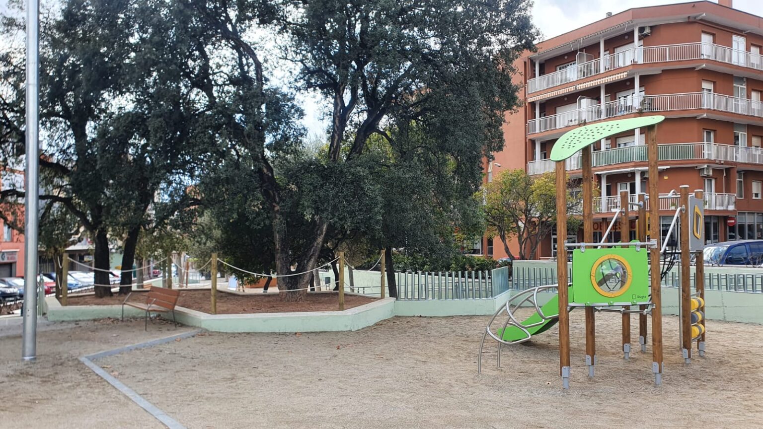 Vilanova del Camí obre al públic la renovada plaça Vilarrubias