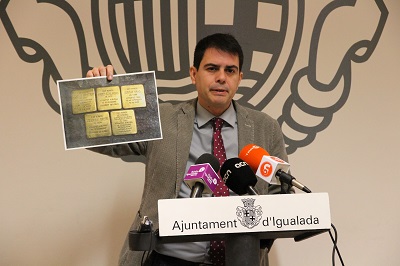 L'alcalde d'Igualada, Marc Castells, mostra com seran les llambordes que recordaran les v&iacute;ctimes.