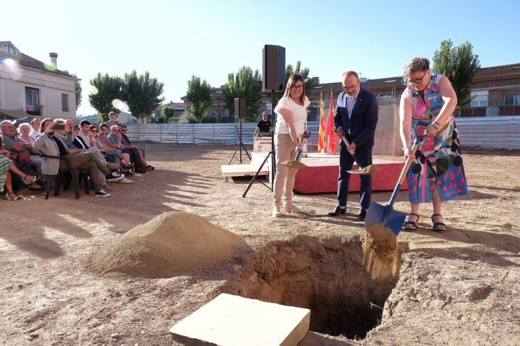 Calaf posa la primera pedra de la residència de gent gran