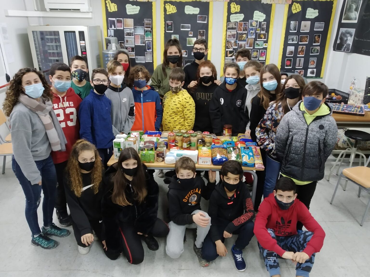Alumnes de l’Institut de Vallbona d’Anoia organitzen un recapte solidari d’aliments
