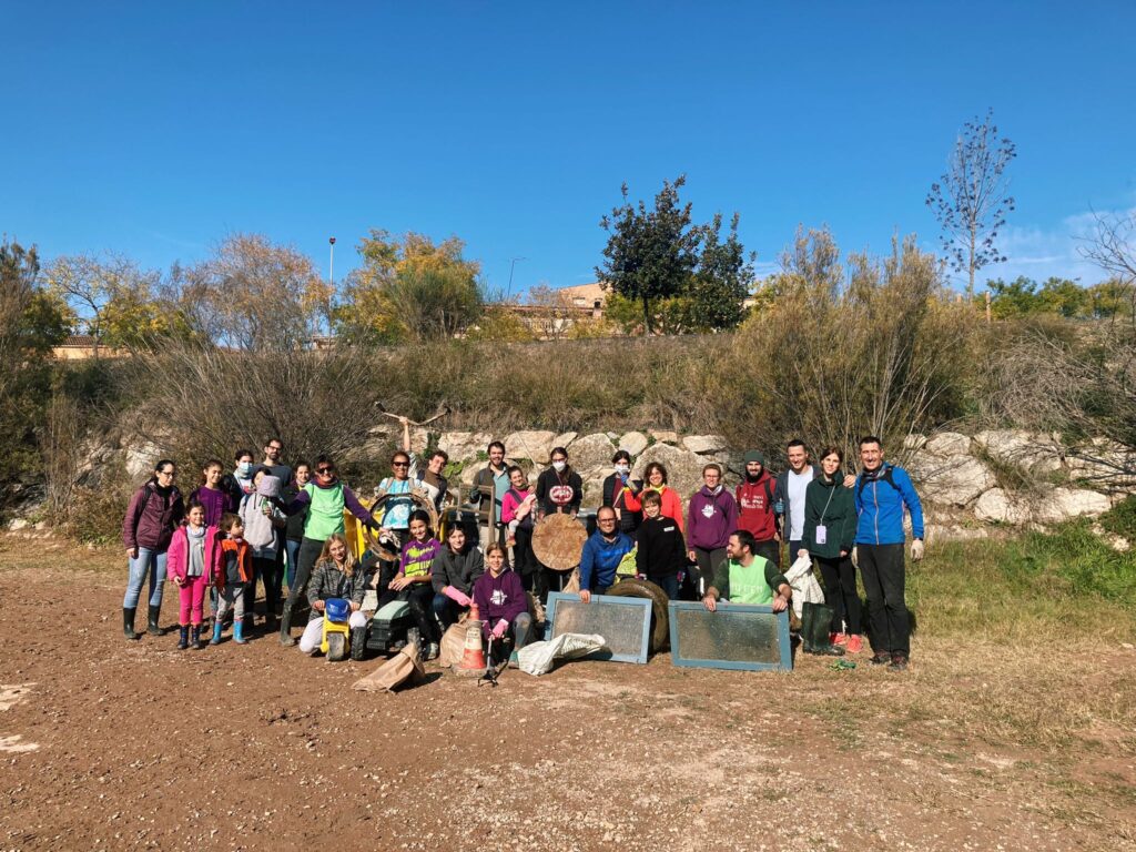 Una trentena de voluntaris participen en una nova matinal de neteja d’Igualada pel Clima al riu Anoia