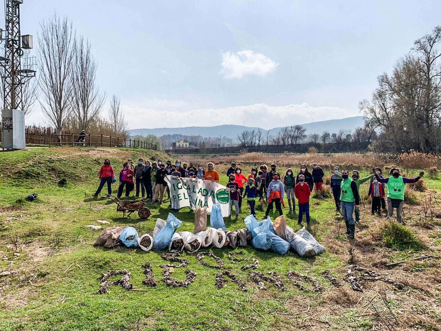 Gairebé 50 voluntaris recullen residus del riu Anoia