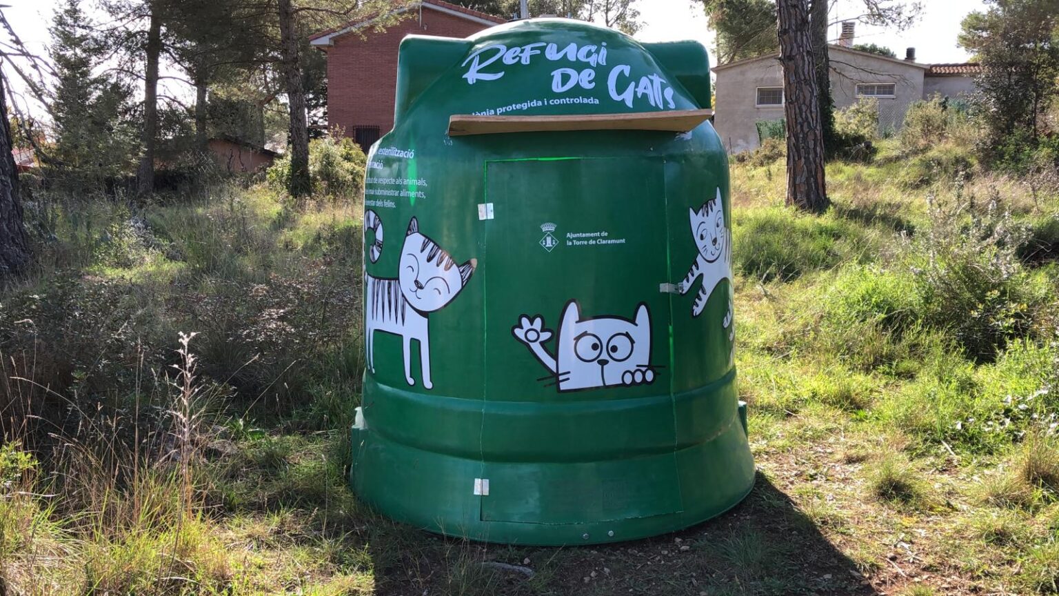 La Torre de Claramunt converteix antics contenidors de reciclatge de vidre en refugis per a gats