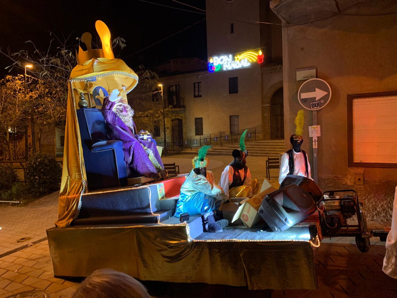 Els infants de Vallbona saluden des de casa els reis d’Orient