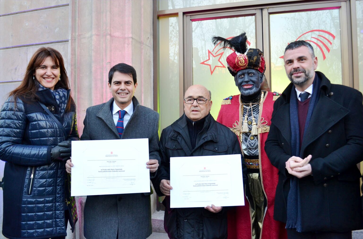 El conseller de Cultura, Santi Vila, lliura el nou reconeixement als Reis d’Igualada