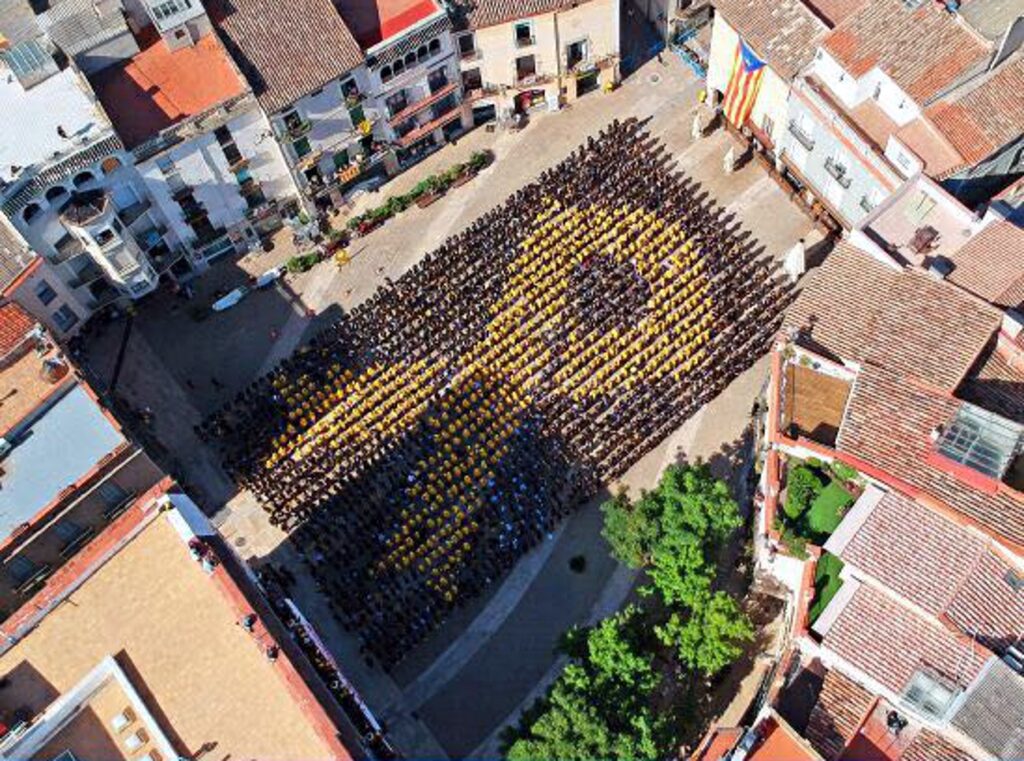 Igualada mostra amb un llaç groc humà el seu suport als presos polítics