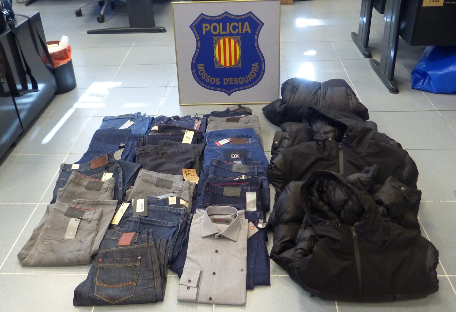 Dos detinguts acusats de robar més de 13.000 euros en roba i material en una botiga d’Igualada