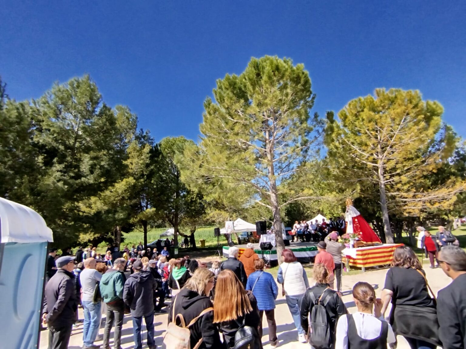 La Romeria de la Virgen de los Hitos reuneix la comunitat extremenya en una jornada de festa i tradició