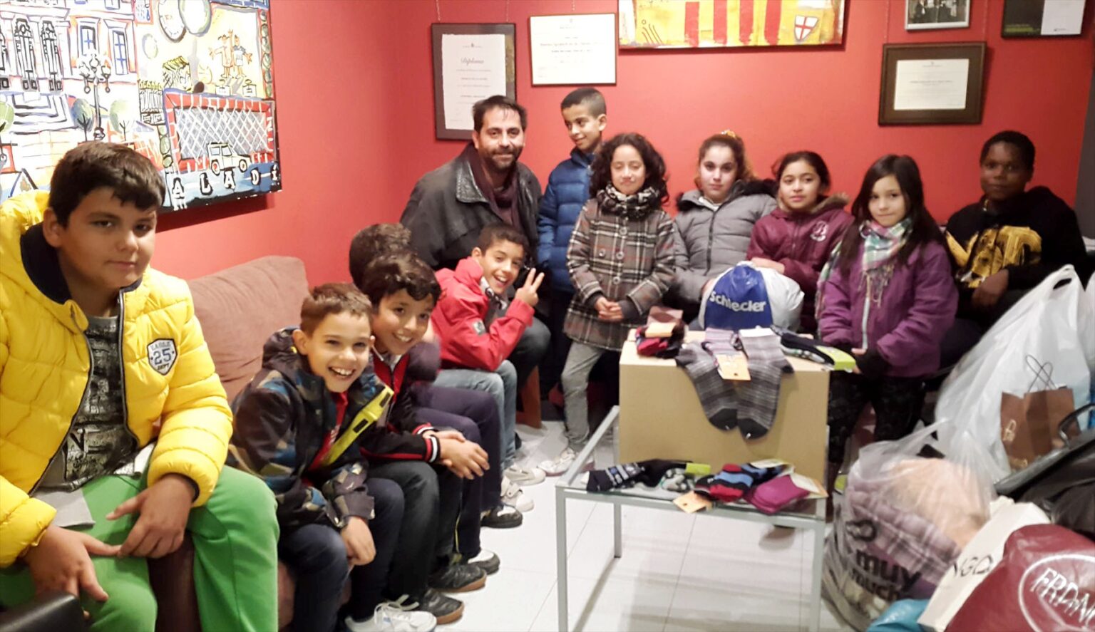Els infants del Centre Obert d’Igualada col·laboren amb la campanya Sabates per Lesbos