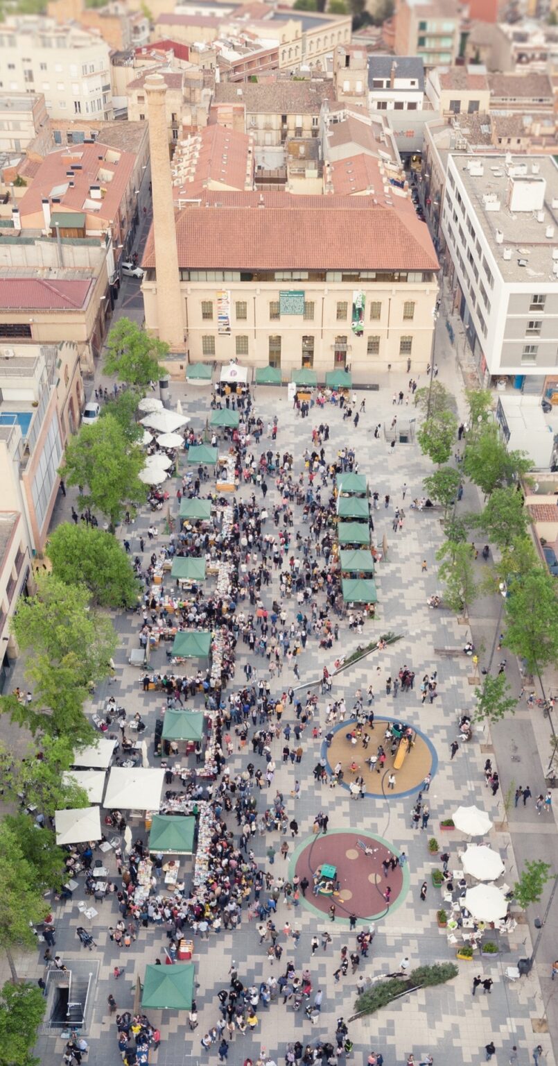 Sant Jordi omple de llibres i roses els carrers de l’Anoia