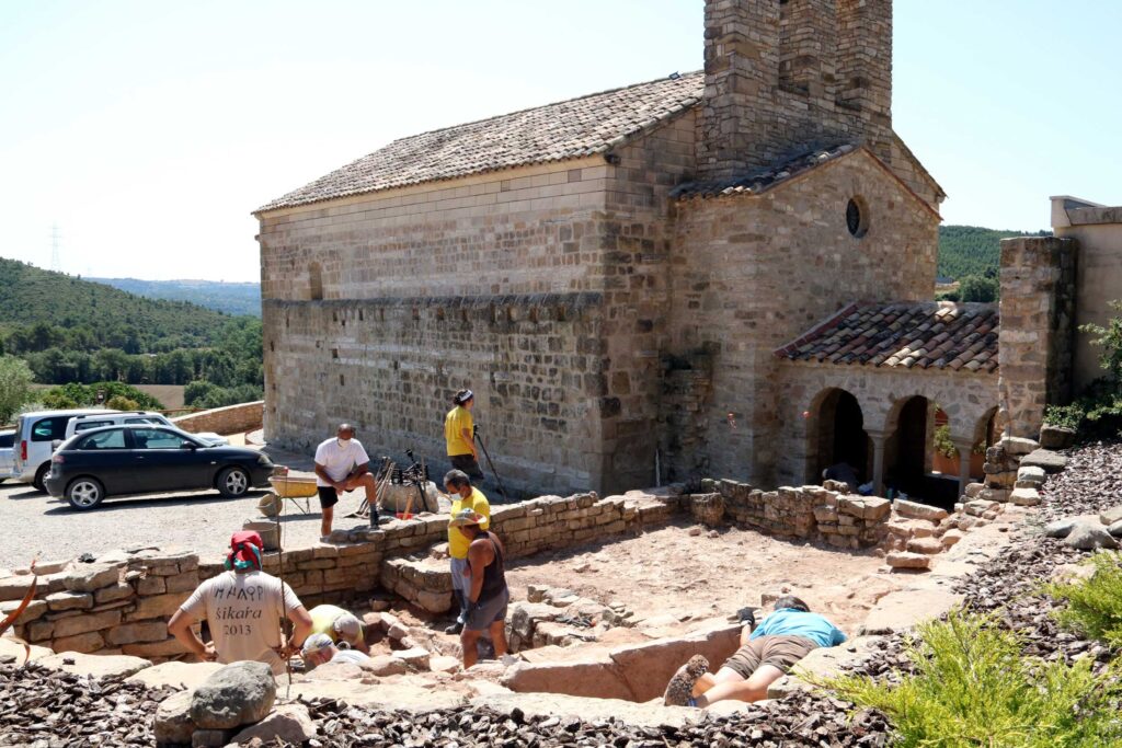 Unes excavacions treuen a la llum una necròpolis i un edifici medieval a Veciana
