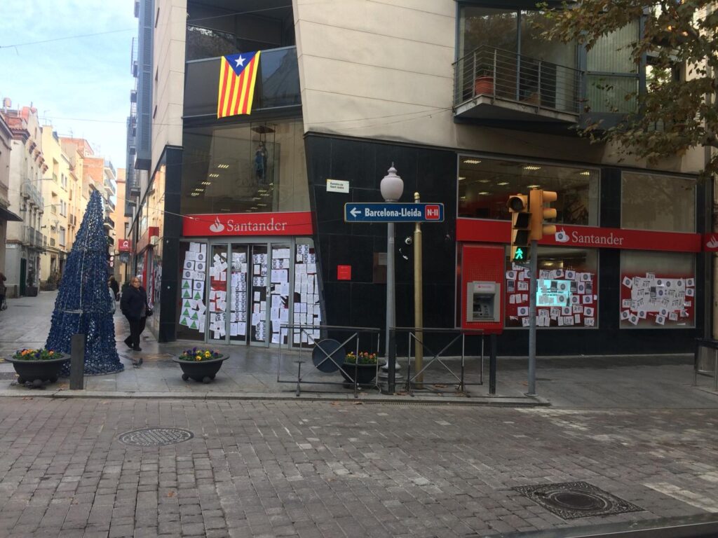 La PAH Anoia acusa el Grup Santander de no acceptar una dació en pagament d’una família d’Igualada