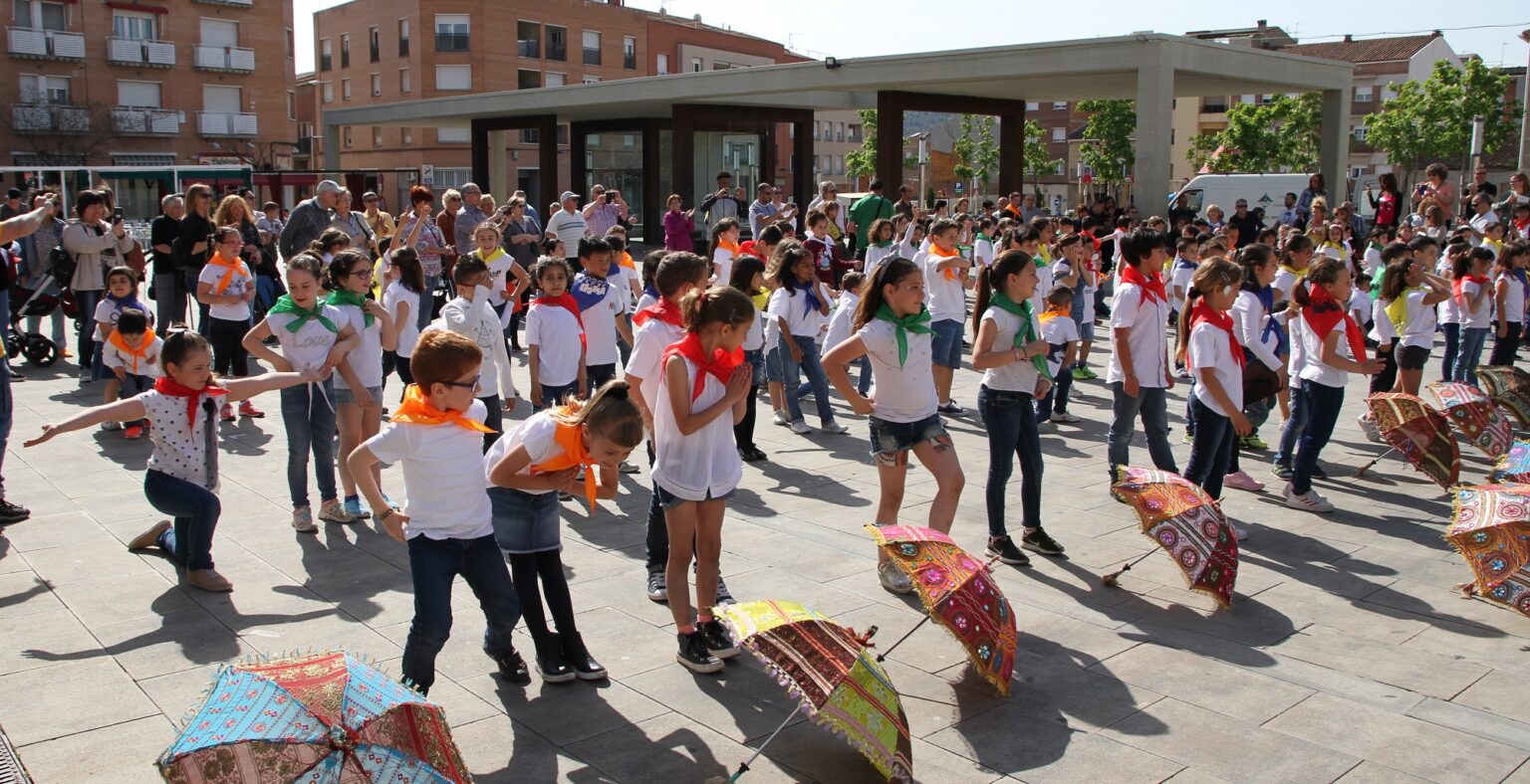 Alumnes de VIlanova del Camí ballen a ritme de Bollywood