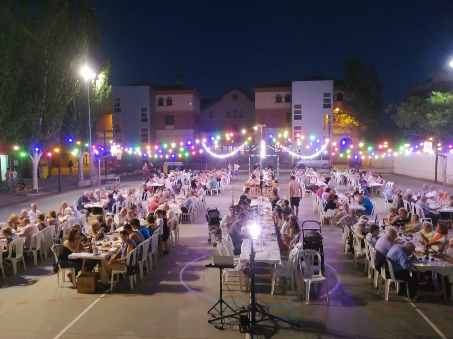 El recuperat Sopar Popular del barri del Poble Sec d’Igualada aplega més de 250 persones