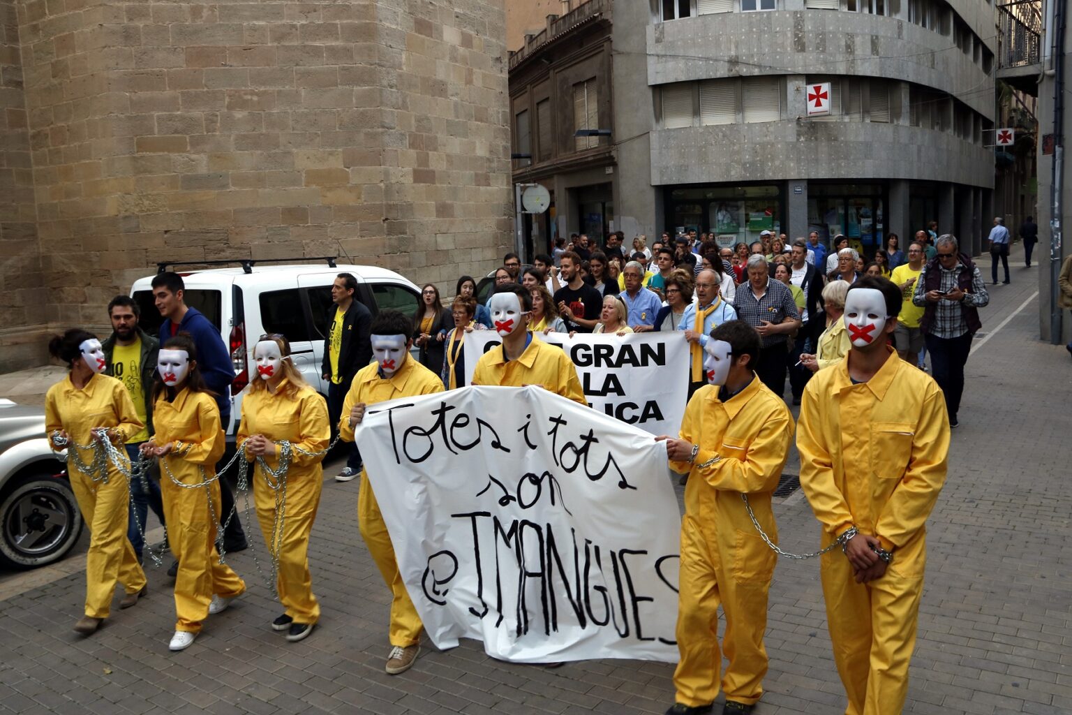 Més de 300 persones recolzen Joan Mangues abans de declarar davant la justícia per una piulada