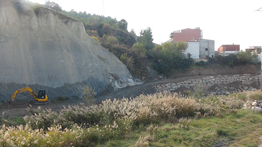 Comencen les obres per arranjar el mur d’escullera del barri del Pi de Montbui