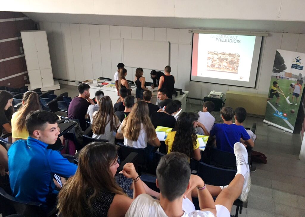 Joves que s’inicien a Igualada com a Tècnic d’Esports a Igualada es formen per fer front als prejudicis