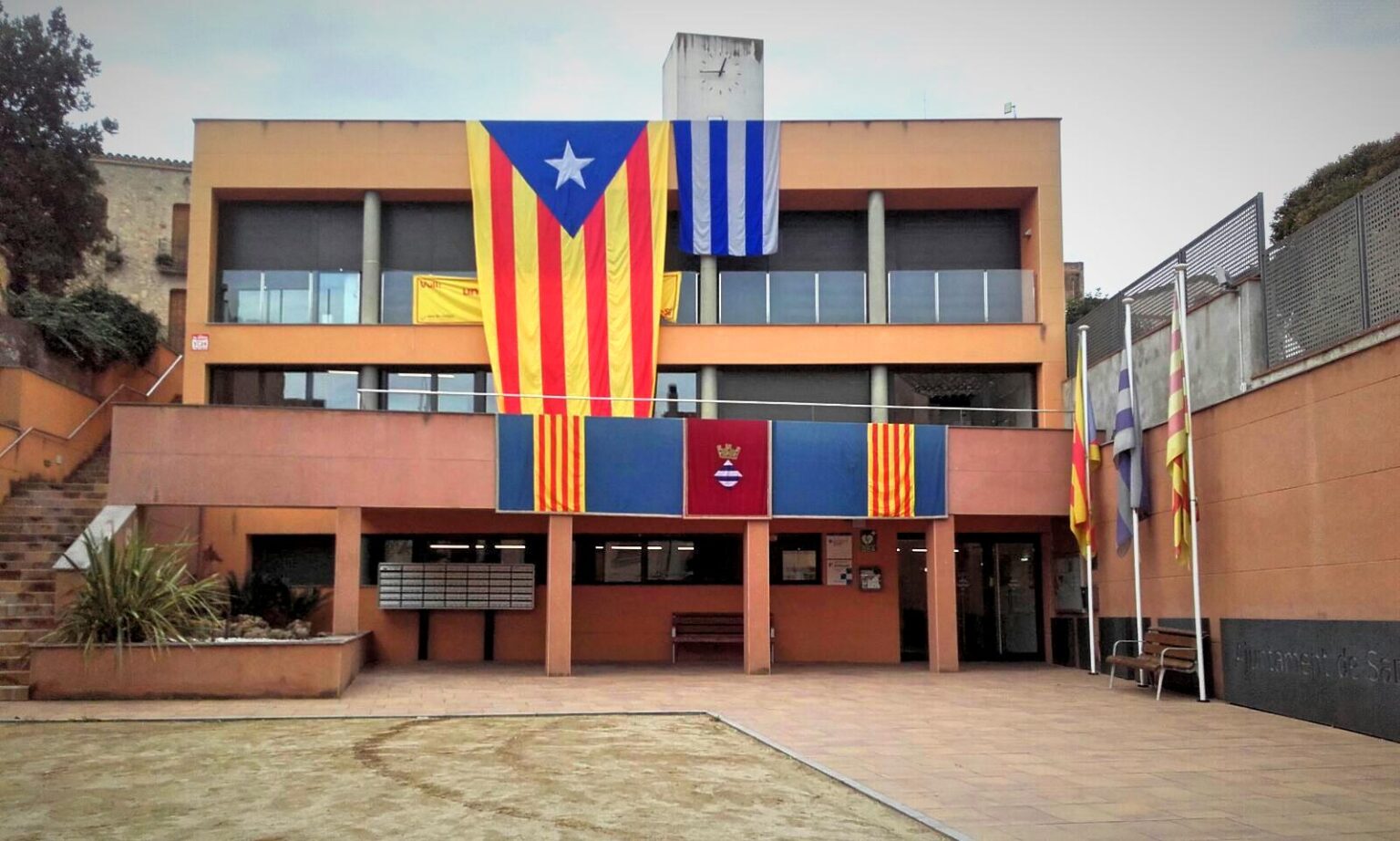 Tous penja una estelada gegant en suport de Montse Venturós